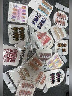 Press-On Nails Bundle- Size Medium- 16 sets *NEW